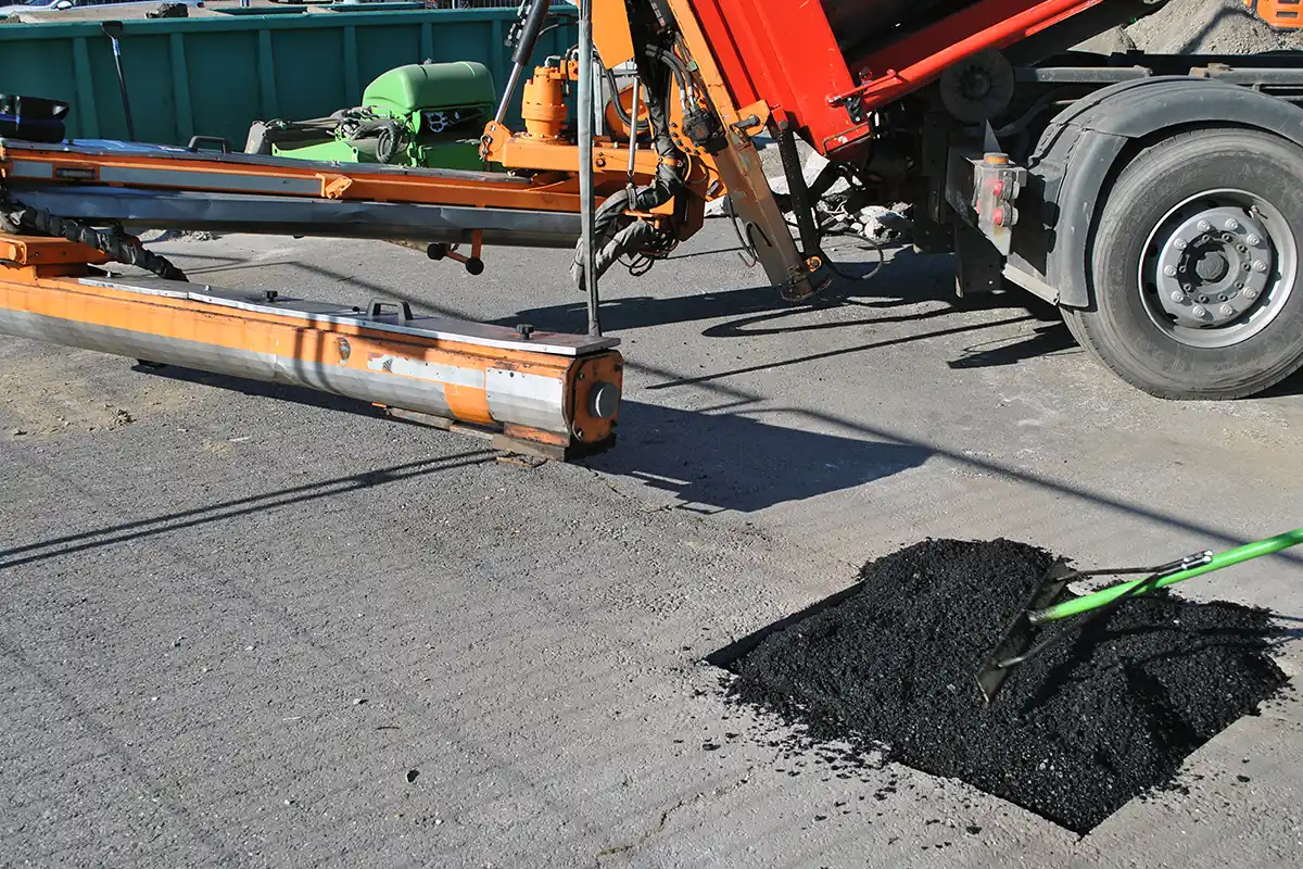 Pienten asfalttivaurioiden korjausta.