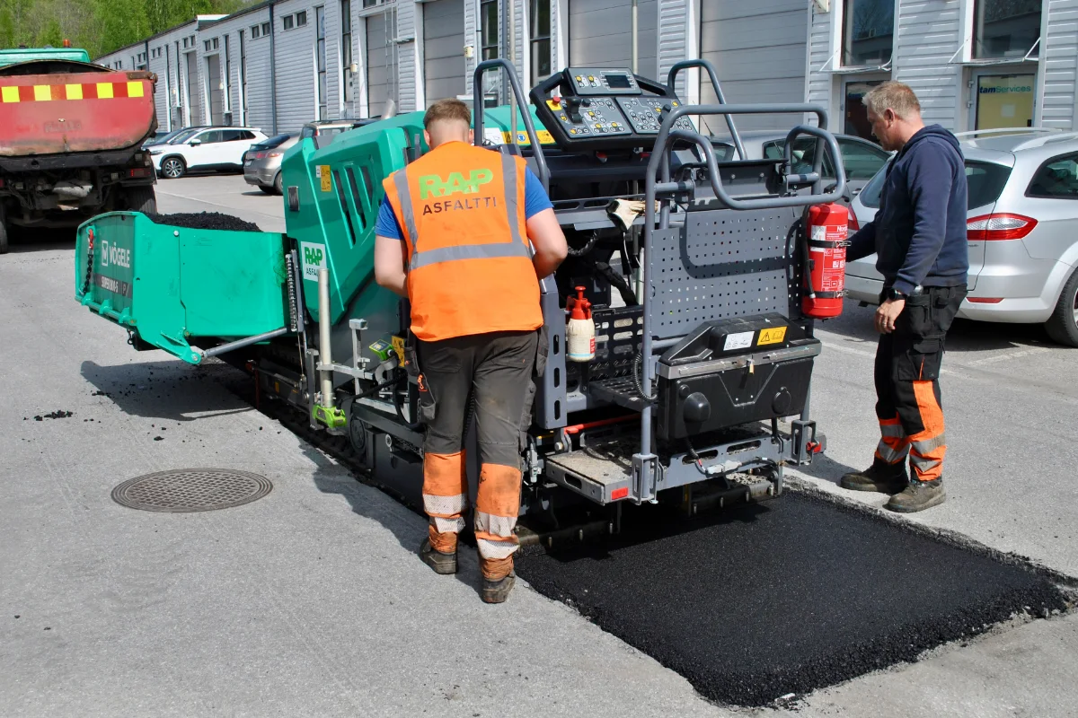 Asfaltin paikkausta Tampereella
