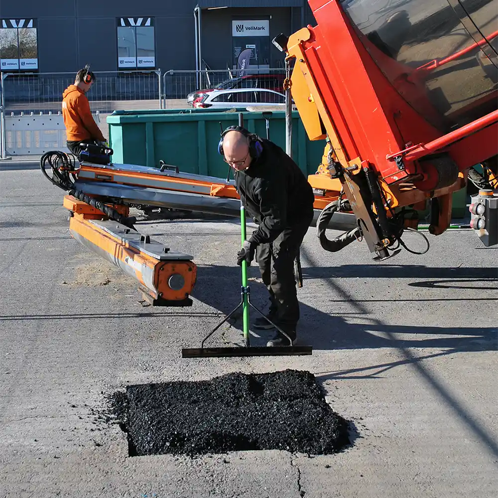 Asfaltin paikkausta Tampereella