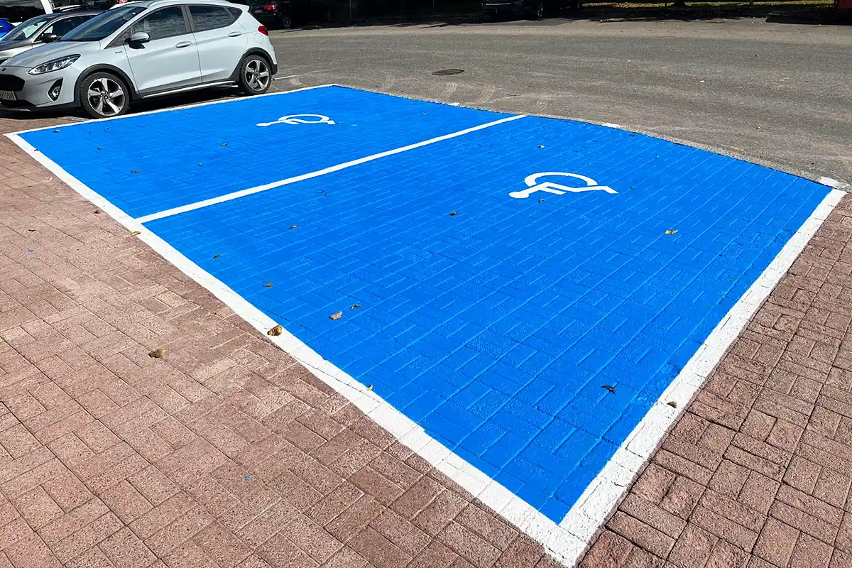 Esteettömät ja invapaikkojen merkinnät Tampereella, Pirkanmaalla ja koko Suomessa.