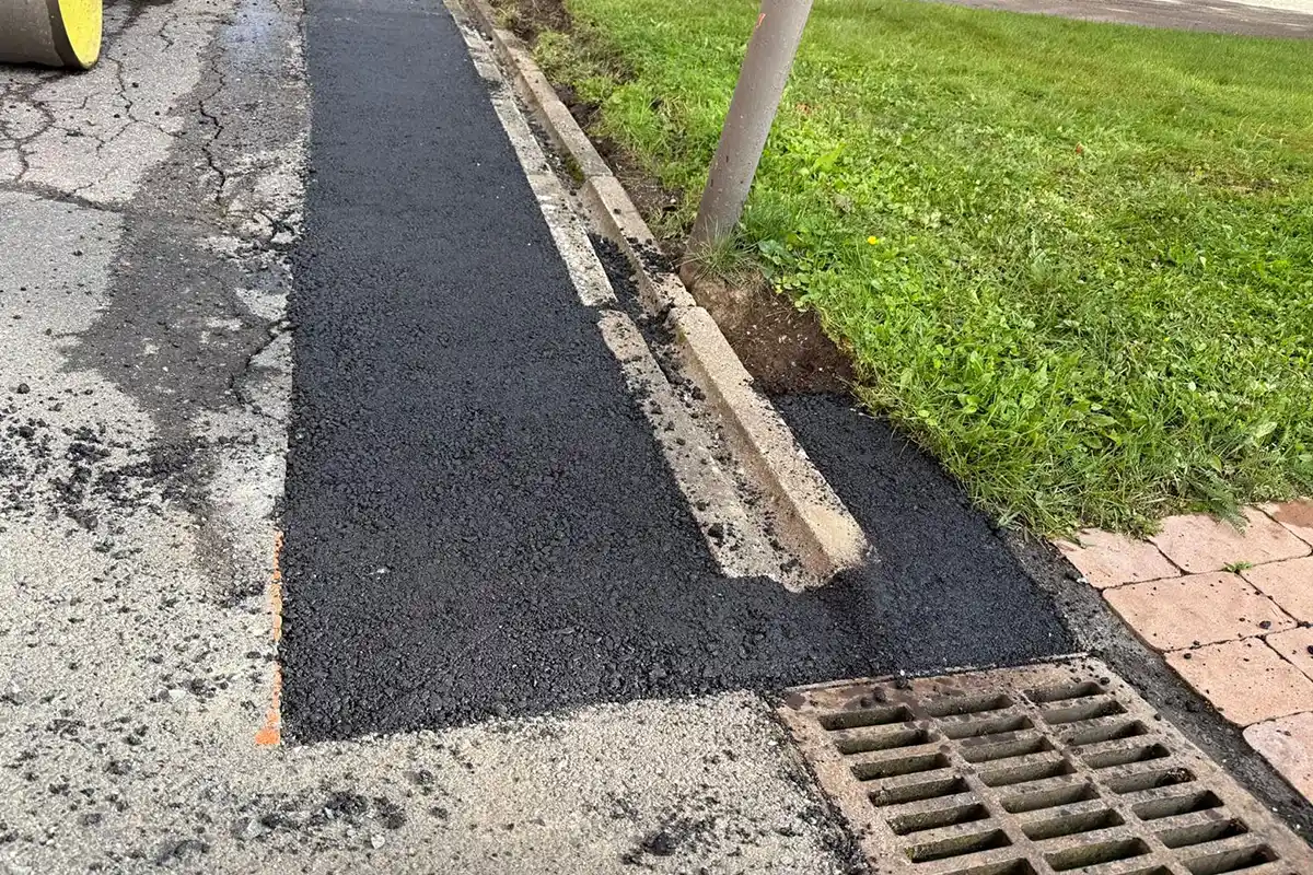 Kunnallistekniikkatöiden aiheuttaminen asfalttivaurioiden korjausta Tampereella.